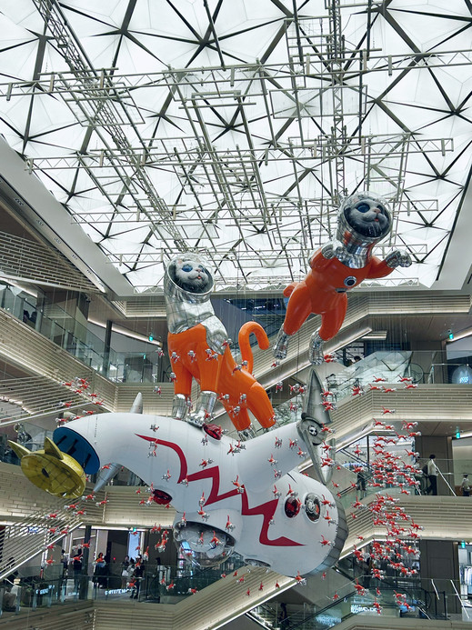 東京・銀座】GINZA SIXに「太陽の塔」の形をした巨大な宇宙船のLUCA号