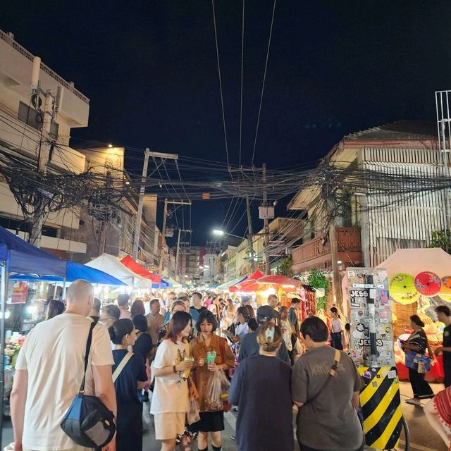 ถนนคนเดินวัวลาย:Wua Lai Walking Street 