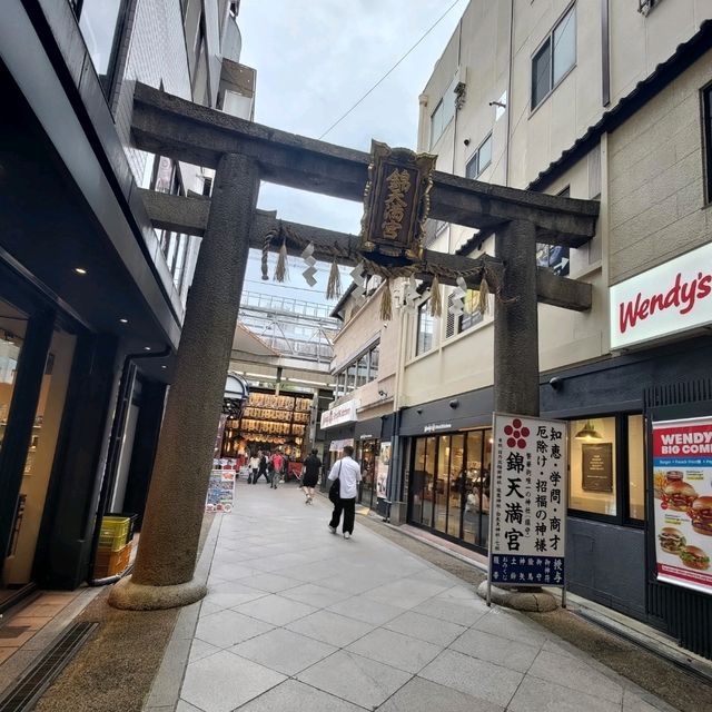 京都景點｜隱身商店街能增長學問智慧、金牛求財富—錦天滿宮