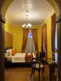 ชอบ Staycation หรูแบบในคฤหาสน์โบราณริมแม่น้ำ! 