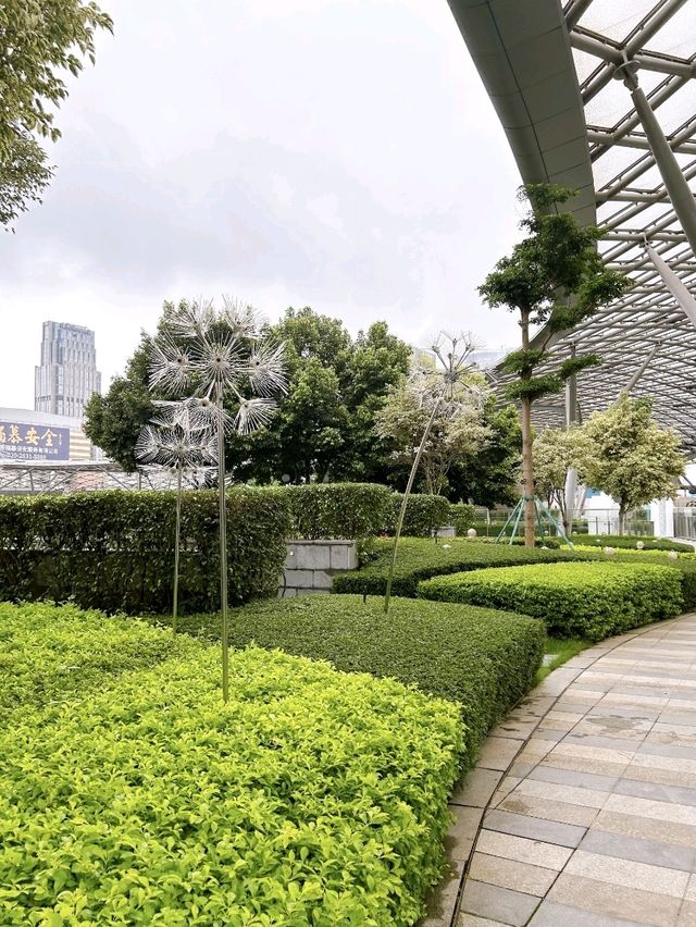 Couple Travel in Guangzhou Parc Central Mall