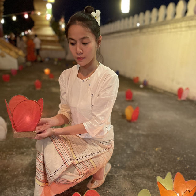 เที่ยวงานประเพณีไหลเรือไฟ หลวงพระบาง
