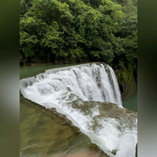 雨中遊壯觀十分瀑布，老街祈願放天燈