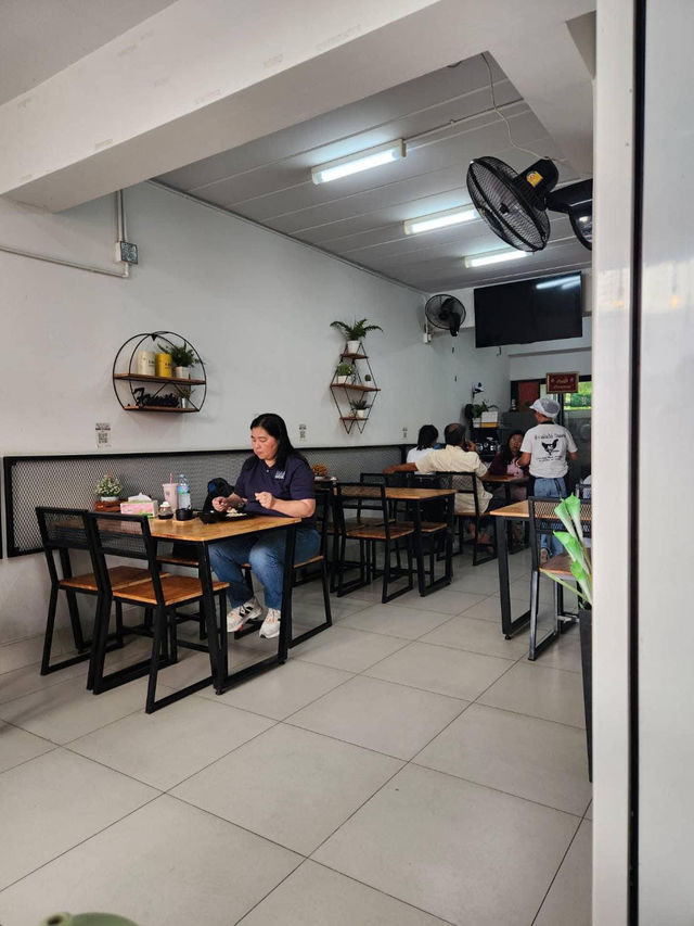ร้าน "ข้าวมันไก่วินเทจ" – ความอร่อยที่ต้องลอง!
