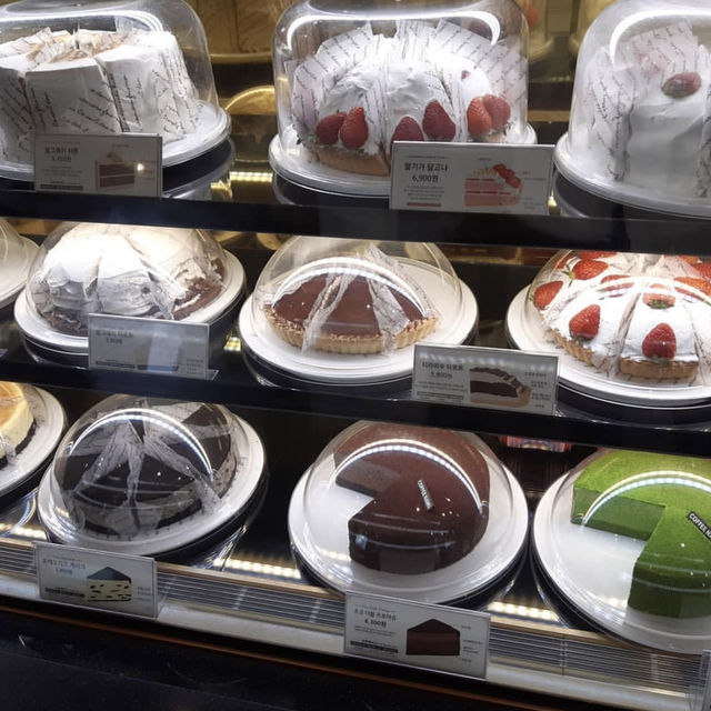 【韓国】美味しそうなケーキが並ぶコーヒーナム🌲コンデ入口店 