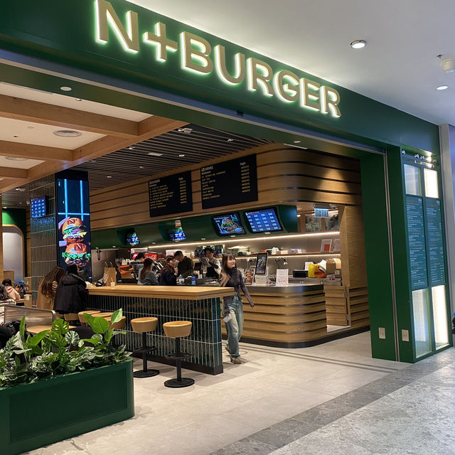 好似置身於啟德舊機場嘅漢堡包店🩷🍔