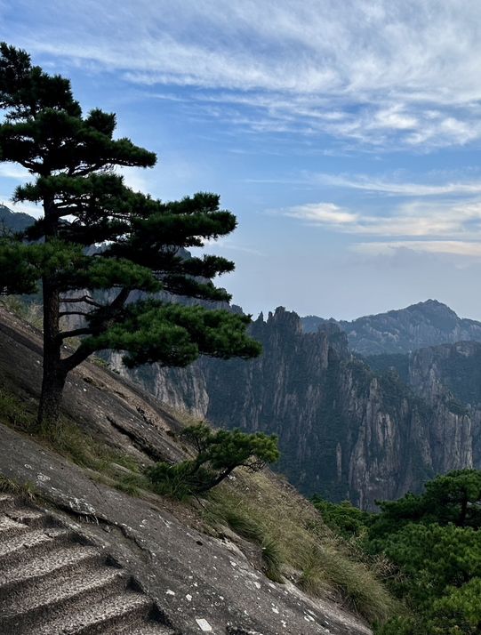 🏞️ Hiking Huangshan: A Journey Through China’s Yellow Mountains 🌄