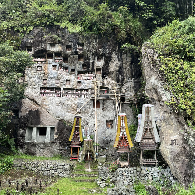 Kuburan Batu Lemo in Toraja, giving me a goosebumps 😆