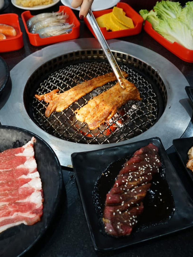 ร้านบุฟเฟ่ต์ปิ้งย่างเตาถ่าน ของเฮียนพ “ รสดีเด็ด” 