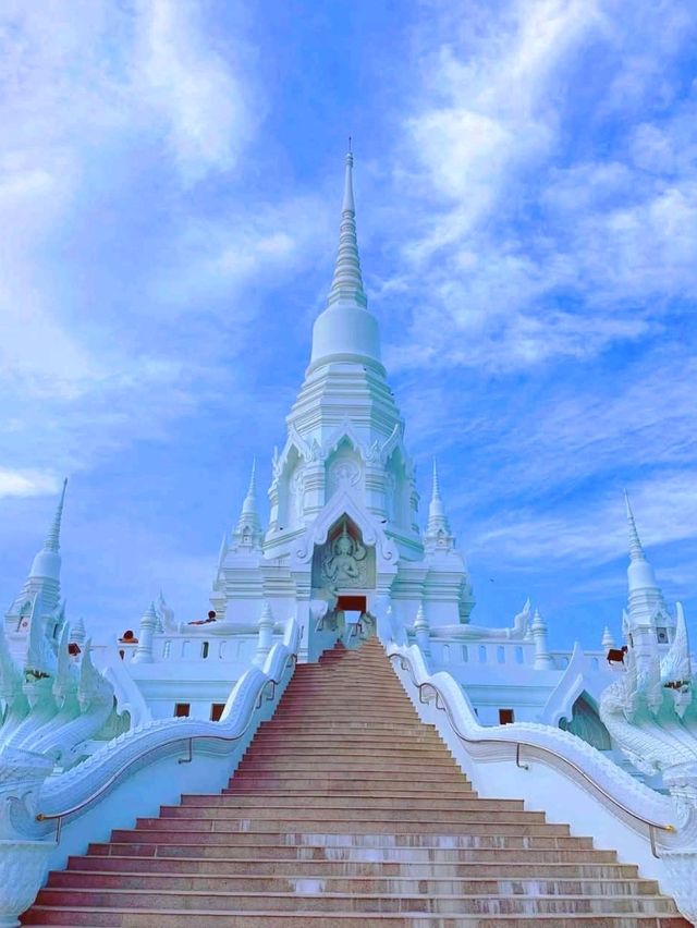 ชมความงดงามของเจดีย์ 100 ยอด วัดไผ่โรงวัว