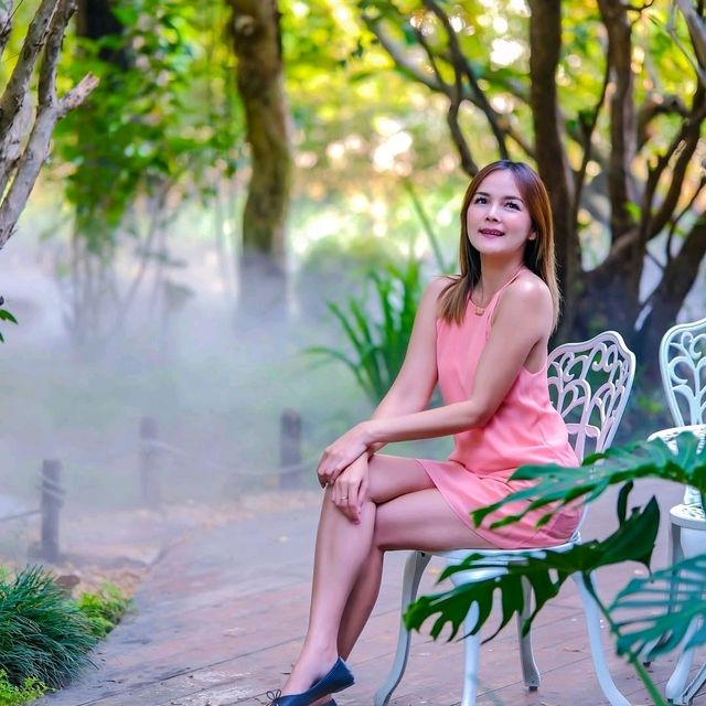 คาเฟ่ที่มีสวนน้ำตก อัมพวา