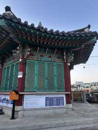 1794년 건축된 반달형 옹성과 전통 지붕 디자인이 심비로운 수원화성 팔달문 안내소🇰🇷