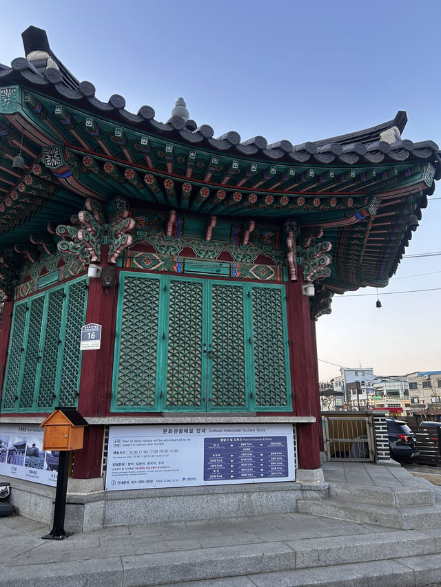 1794년 건축된 반달형 옹성과 전통 지붕 디자인이 심비로운 수원화성 팔달문 안내소🇰🇷