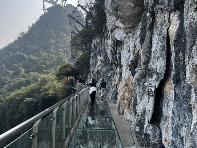 **陽朔如意峰：高空俯瞰喀斯特峯林嘅壯麗體驗！** 🌄 