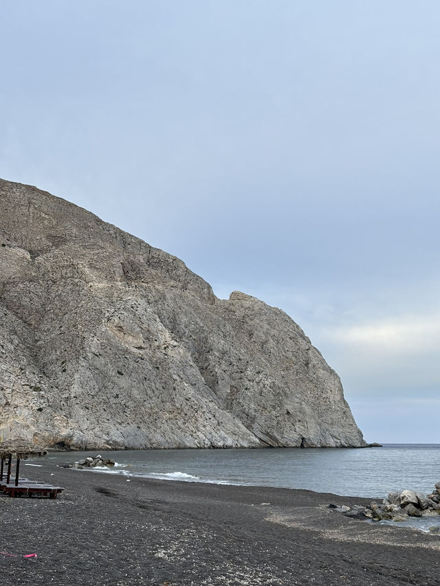 Di Santorini’s Black Sand Beach – A One-of-a-Kind Experience! 🇬🇷🏖️
