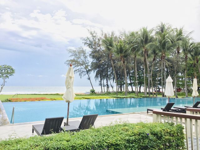 Dusit Thani Krabi Beach Resort ที่พักหรู ติดทะเล