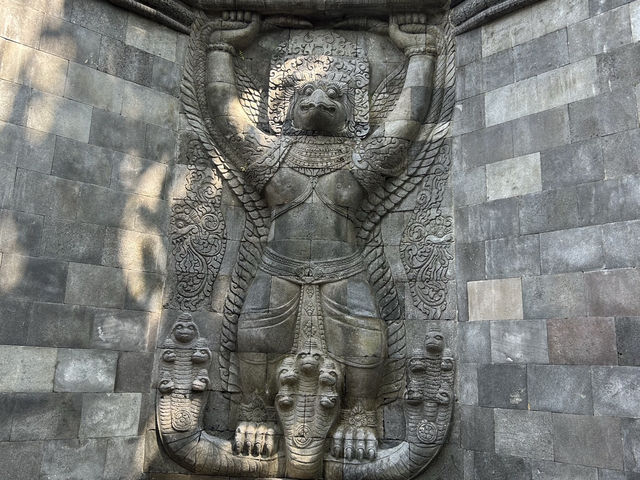 【ボロブドゥール】ムンドゥッ寺院観光ガイド