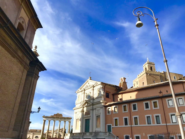 The Roman Forum is a must-visit for history lovers👫😎❤️