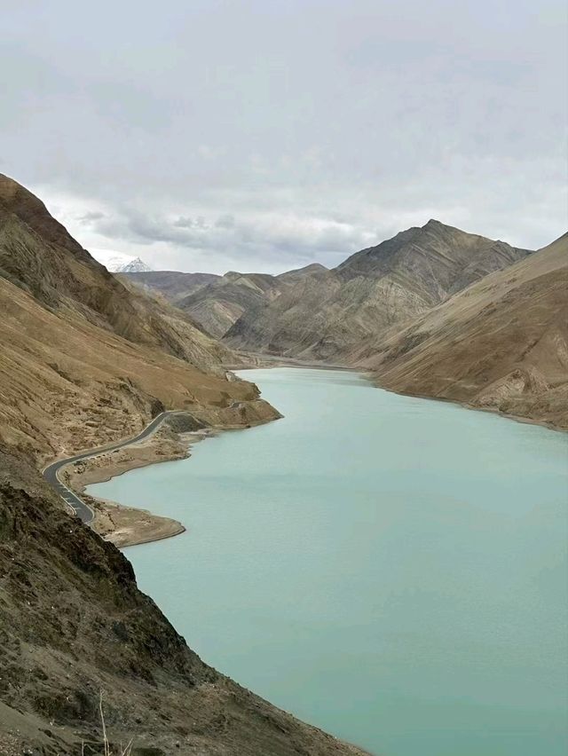 Yamdrok Lake: A Heavenly Gem in the Heart of Tibet