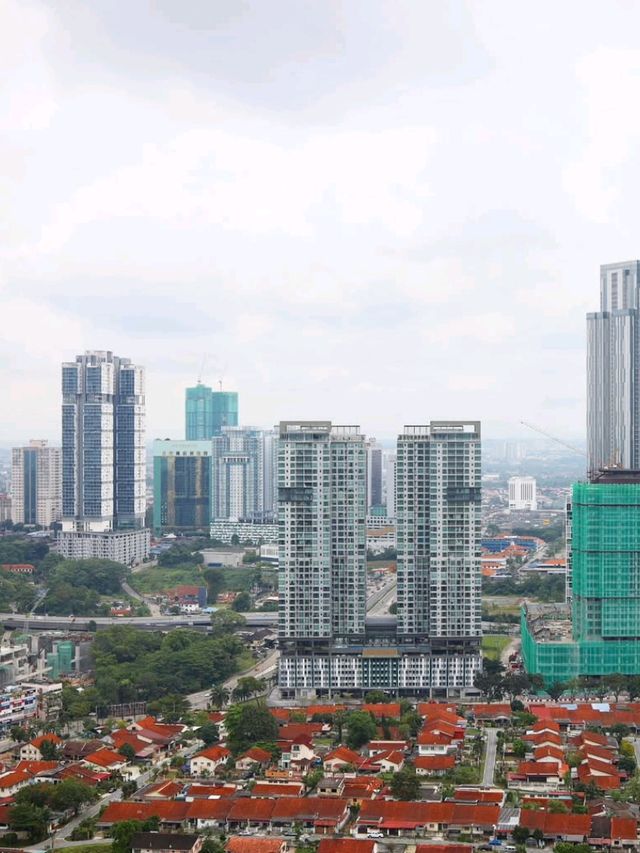 Skyscape JB – Touch the Sky in Style! 🌆🌉📸