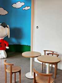釜山｜必打卡咖啡廳！3層樓Snoopy Place超夢幻登場✨ 巨型衝浪史努比＋療癒系甜點太可愛啦！