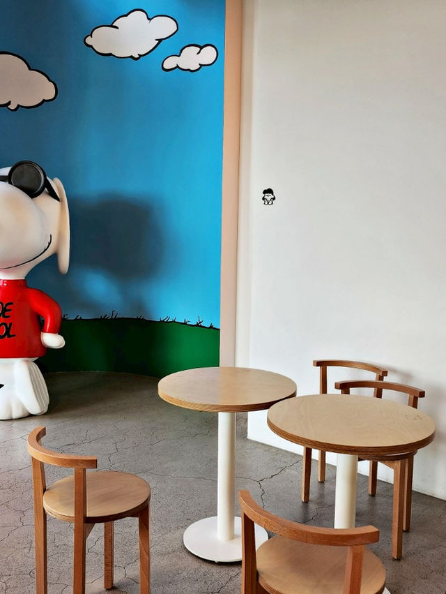 釜山｜必打卡咖啡廳！3層樓Snoopy Place超夢幻登場✨ 巨型衝浪史努比＋療癒系甜點太可愛啦！