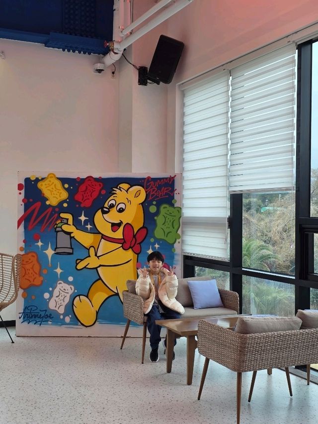 제주 감성 제대로! 원색 인테리어가 매력적인 픽커스 카페