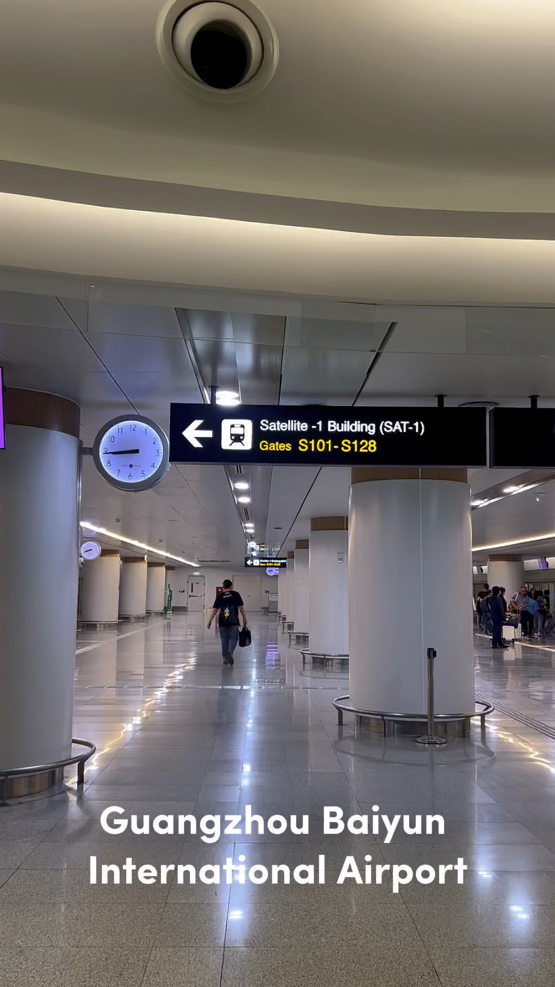 #AirportReview Highlights: Resting/Sleeping Zones
• There are Resting Zones with soft cushions to stretch your legs.
• This zone has both recliners and sofas near the gate.
• Dim lighting, perfect for a nap before your flight, no need to pay for a lounge.
• If you want to go all out, there is the Hourly Lounge, which has private rooms for hourly rent (with showers!).

Wi-Fi and Amenities
• Free Wi-Fi, easy to load, smooth usage.
• Easy to find charging plugs, almost every gate has them.
• Clean bathrooms, modern auto sensors.

Getting into the city
• There is a subway (Metro Line 3) that connects directly to Guangzhou City, taking 30–45 minutes.
• Or if you're too lazy to drag your luggage, you can call a Didi (Chinese taxi), very convenient.