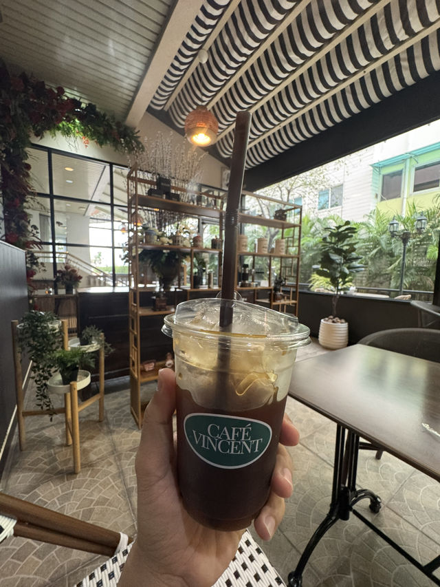 Vincent Cafe คาเฟ่ชิคๆ ในโรงแรม Town in Town