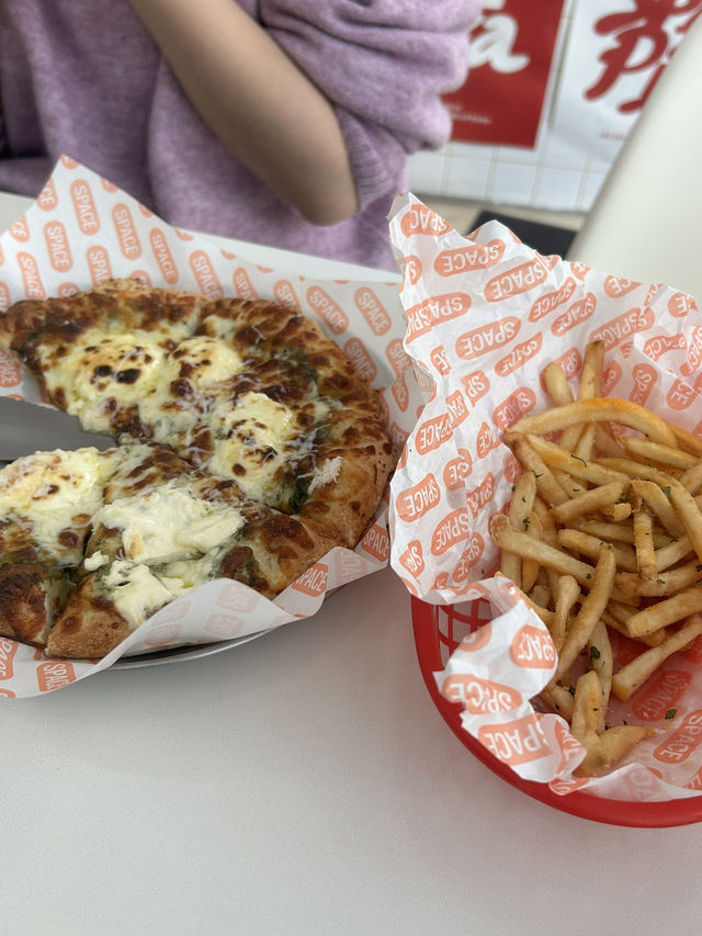 유니크하고 귀여운 피잣집, 🍕사이드&메인 다채롭게 즐기는 스페이스피자