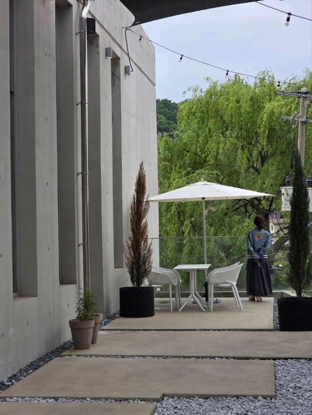 노출 콘크리트 감성 가득한 김포 카페