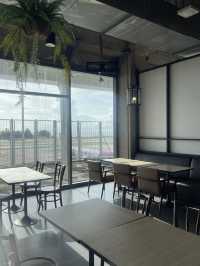 กินข้าวไป มองวิวเครื่องบินไปที่ CORAL FOOD HALL