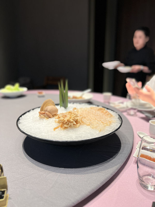 🥢 “이우의 밤, 진짜 미식을 만나다 – LAO BIAN JIU JIA에서 코끼리조개와의 조우”