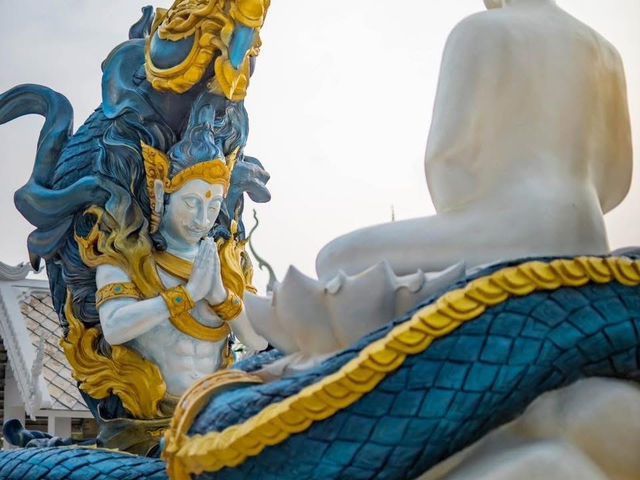 タイ東北部の静寂な寺院で、仏教の深い教えに触れてみてください。🕊️🌿