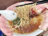 新莊排隊名店｜熊越岳拉麵：免費續麵續湯太佛心，飯也超驚豔！
