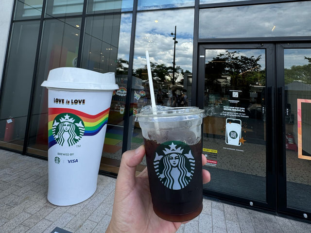 ☕️🇻🇳 Starbucks at West Lake – A Quiet Corner with a Surprisingly Busy Crowd
