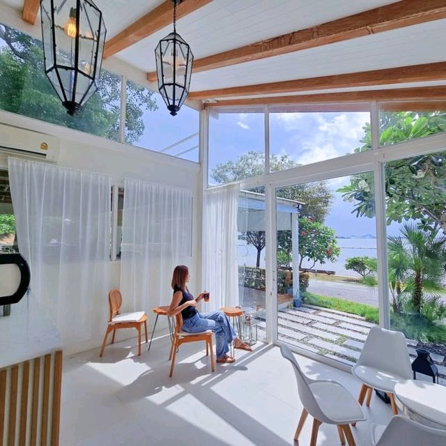 ที่พักติดริมทะเล แบบไม่มีถนนคั้น จันทบุรี