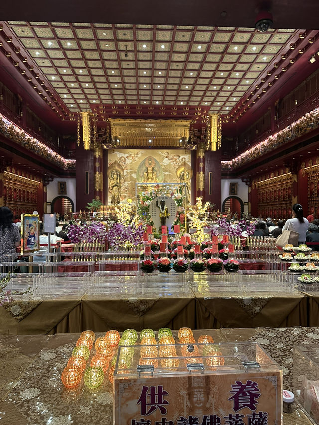 Exploring the Buddha Tooth Relic Temple – A Cultural Gem in the Heart of Singapore