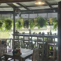 ร้านสี่แยกหัวตะเข้คาเฟ่แอนด์เกสต์เฮ้าส์ 