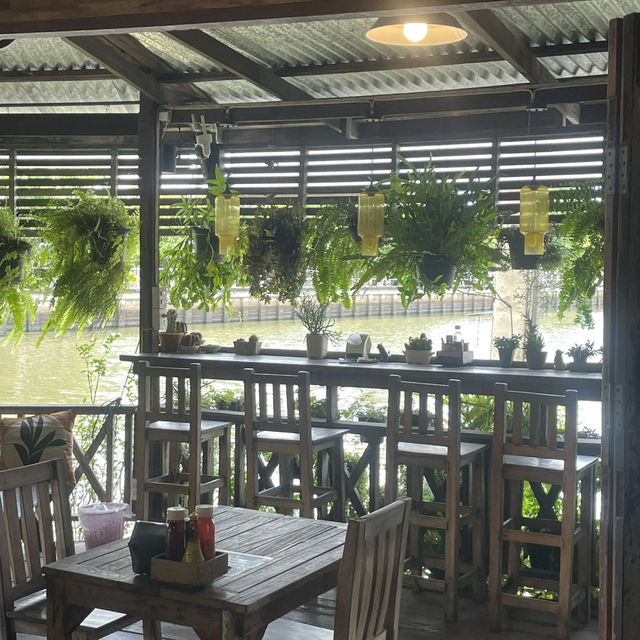 ร้านสี่แยกหัวตะเข้คาเฟ่แอนด์เกสต์เฮ้าส์ 
