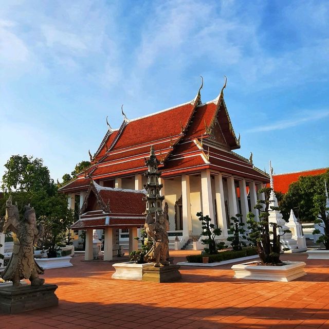 สักการะพระพุทธประติมากรและพระเจ้าห้าพระองค์