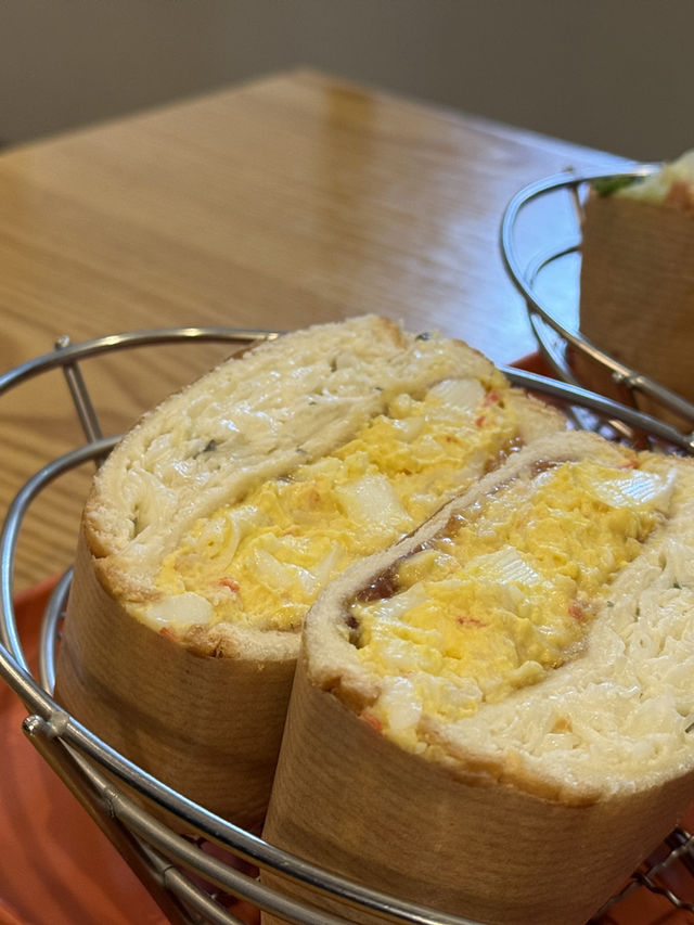 시그니처 크랜베리 샌드위치가 맛있는 복층 디저트 카페
