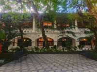 Strolling around the colonial buildings of Raffles Hotel