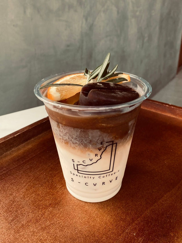 濃厚で香り豊かなスペシャルティコーヒーと焼きたてのベーカリー、フォトジェニックな空間があるコラートの癒しスポット…S‑C