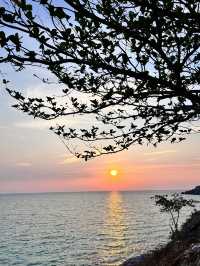 ชมพระอาทิตย์ตกที่ “หาดถ้ำพัง” เกาะสีชัง