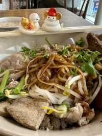 高雄大立百貨A館電影院旁邊（大城老船麵）美食小吃.值得推薦大家