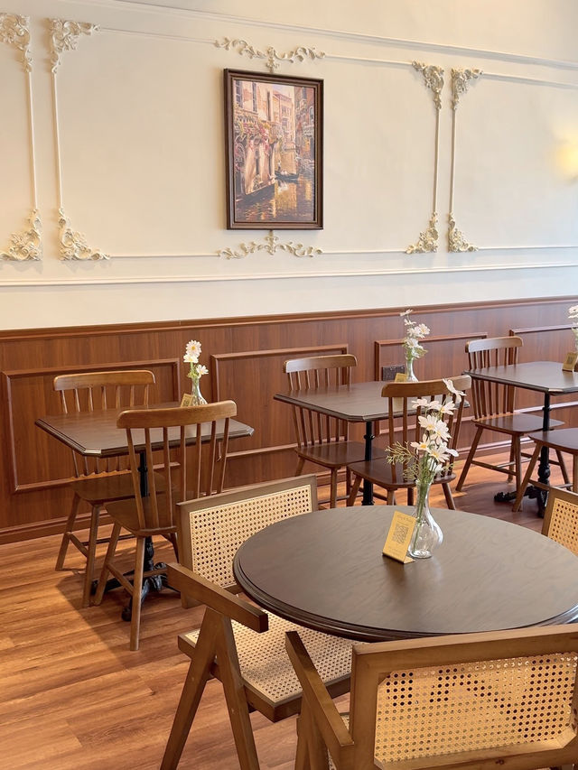 Three-Storey Vintage Charm Just Minutes from the Checkpoint