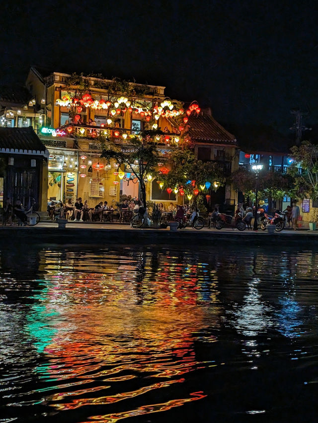 Hoi An: Where Evening Comes Alive with Lanterns! 🏮✨