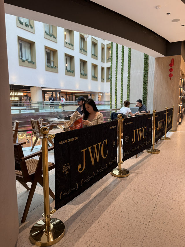 ☕️ Coffee in Luxury Shopping Mall