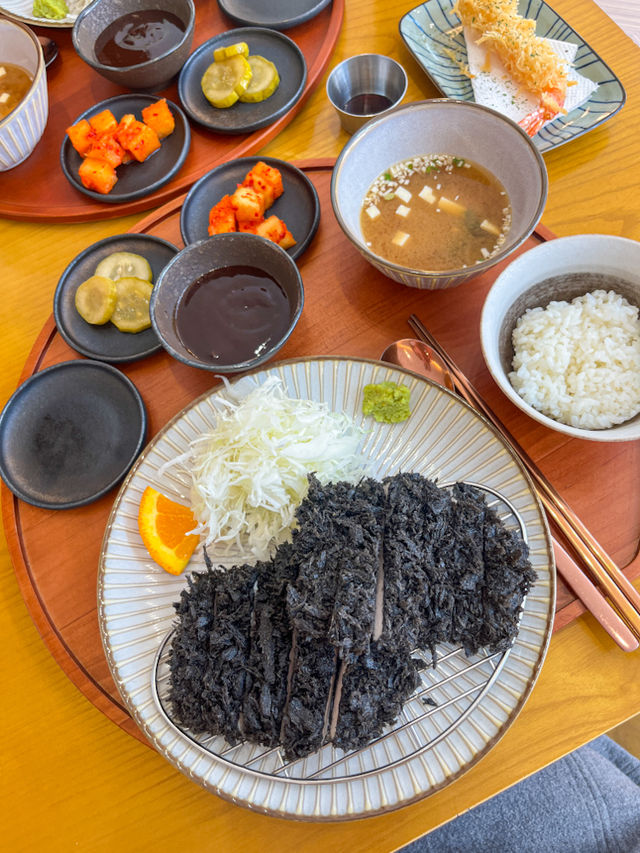 강릉에서 발견한 인생 돈까스✨ 먹물을 사용했어요!